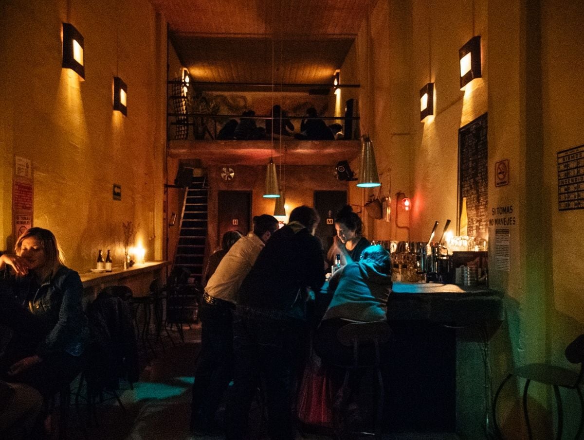 Con un ambiente a luz de vela y el olor del destilado de agave, este lugar se volvió uno de los favoritos de la comunidad LGBTI para degustar las bebidas oaxaqueñas. (Captura de Casai)