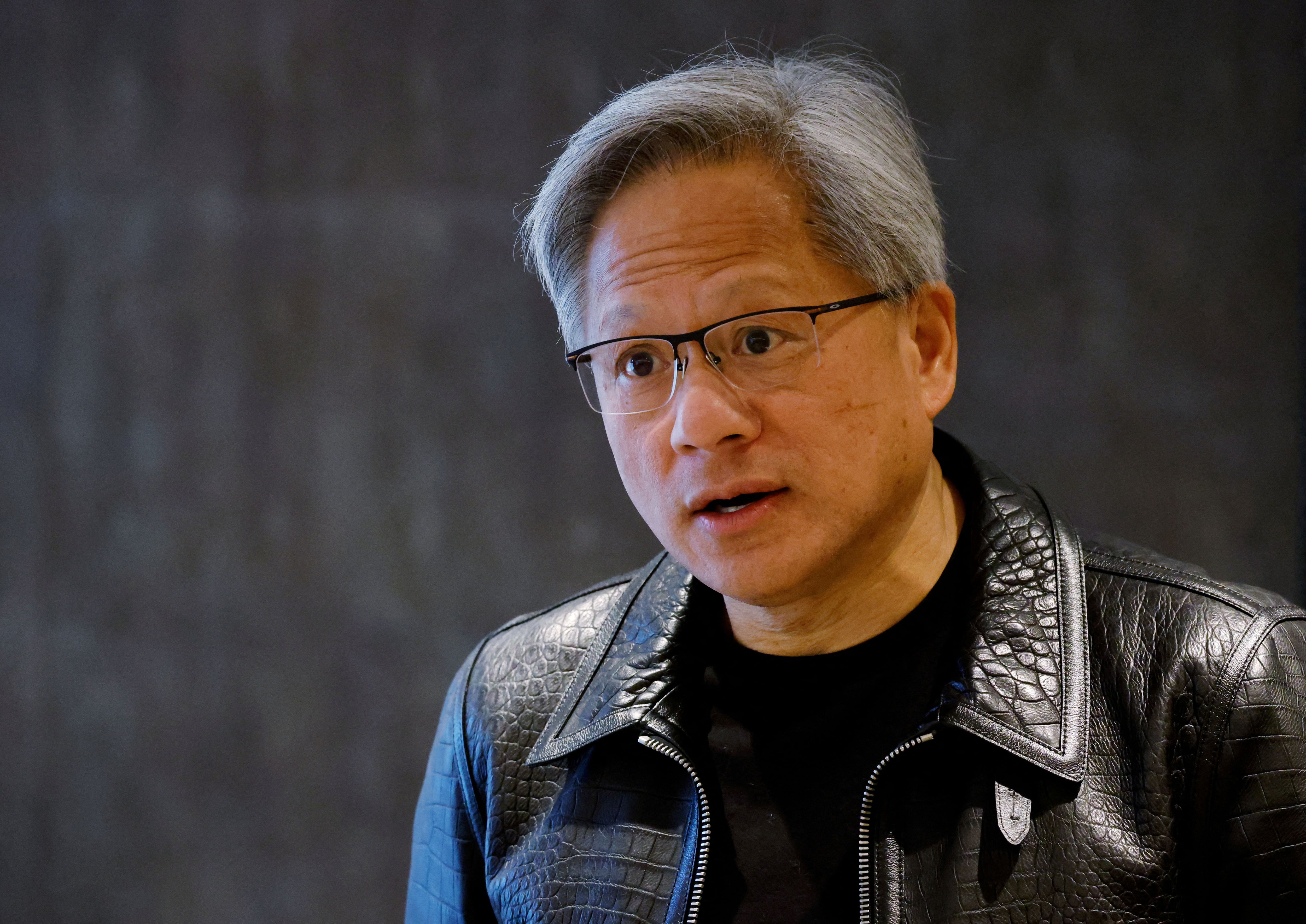 Jensen Huang, CEO de Nvidia, la compañía que controla el 80% del mercado de chips especializados en Inteligencia Artificial. 