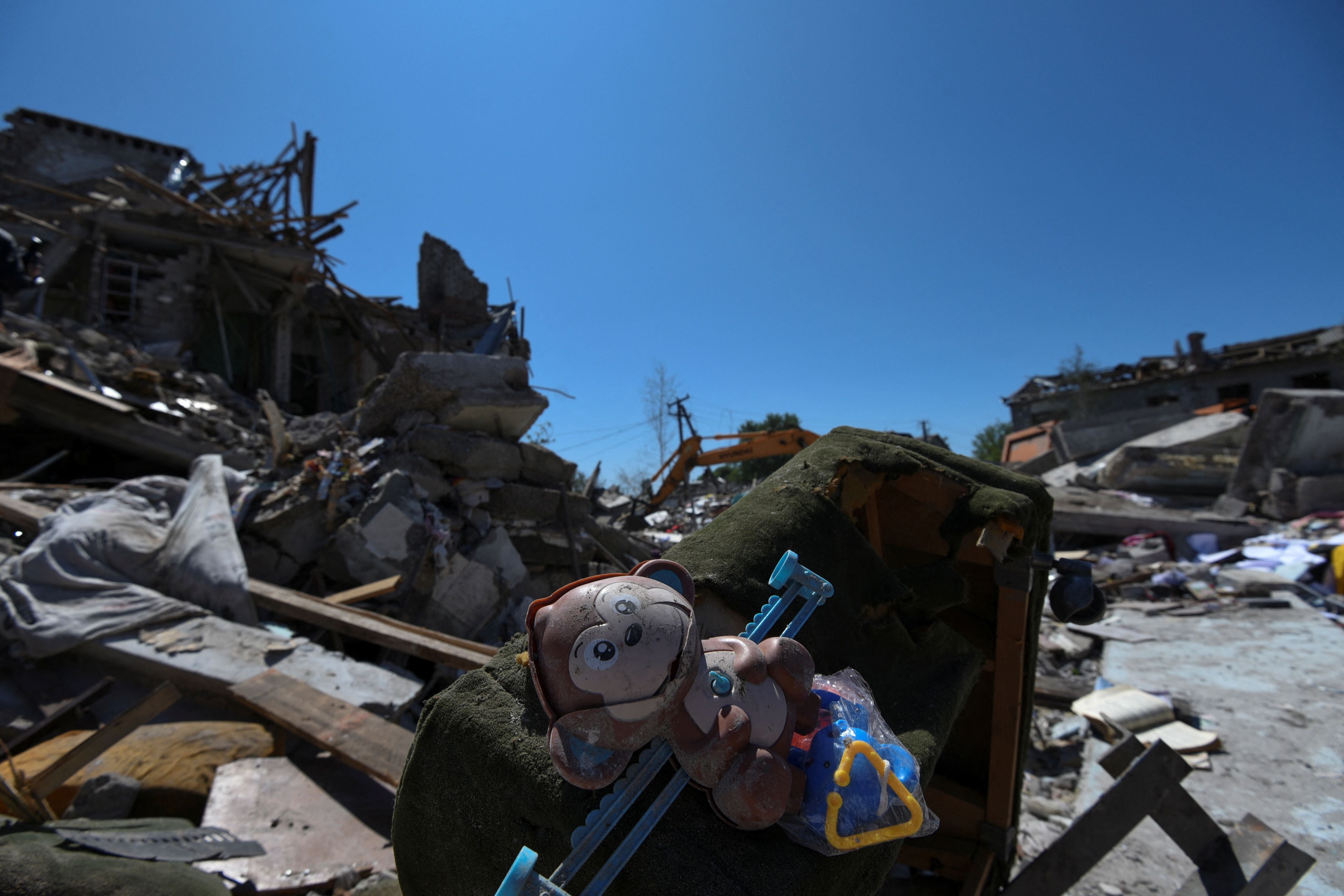 Se ve un juguete en un sitio de un edificio de apartamentos gravemente dañado por un ataque con misiles rusos, en medio del ataque de Rusia a Ucrania, en la ciudad de Pidhorodnie, en las afueras de Dnipro, Ucrania, el 4 de junio de 2023. REUTERS/Mykola Synelnykov