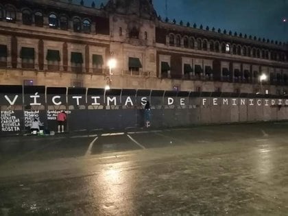 fueron colocadas vallas metálicas (Foto: Twitter/@brujasdelmar)