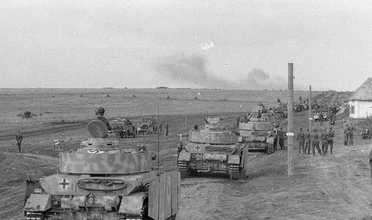 Una columna de tanques alemanes Pzkfw IV avanzando hacia Projorovka (@DrBenWheatley)