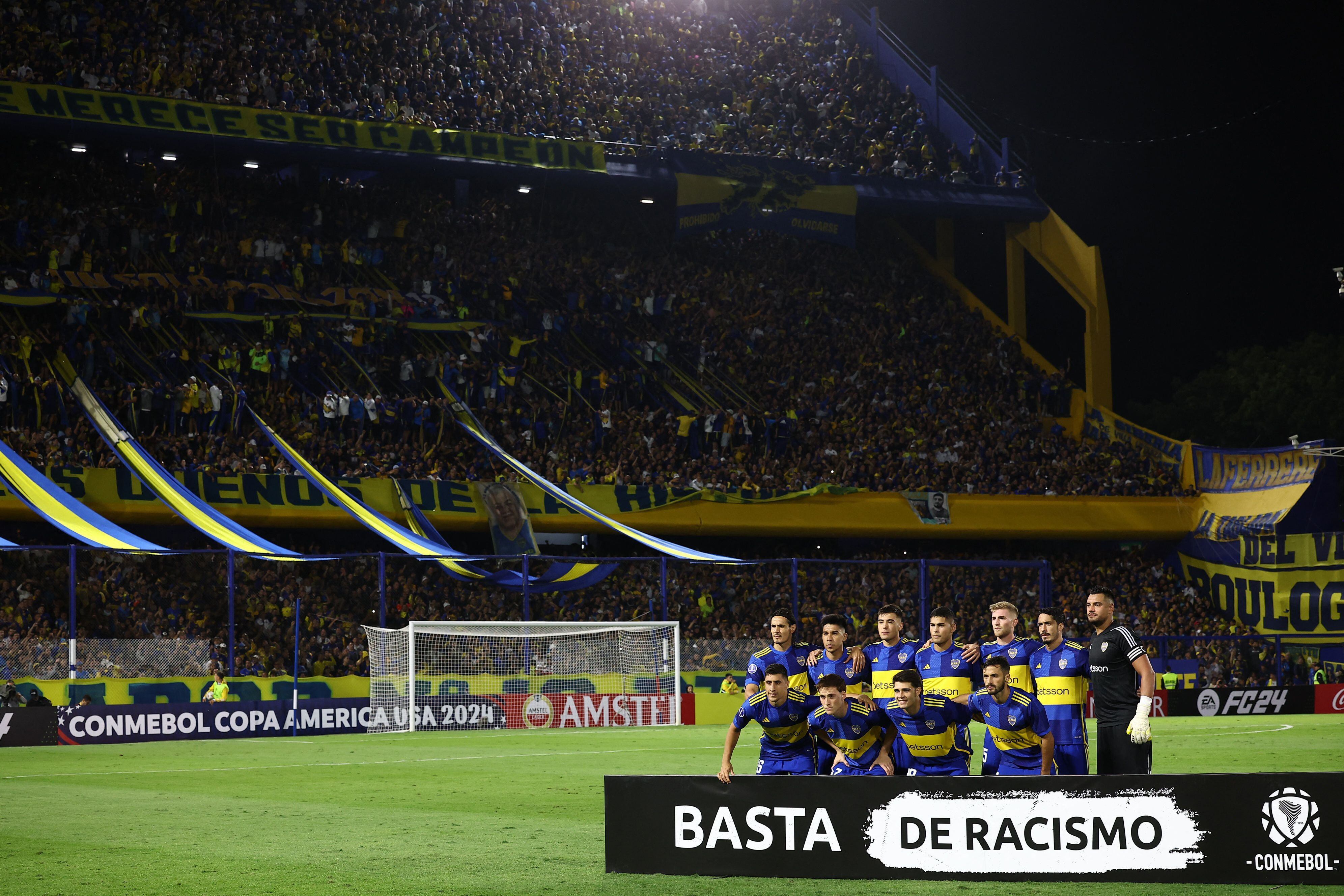 El equipo de Boca posó con una pancarta con la leyenda "Basta de racismo" (REUTERS/Agustin Marcarian)