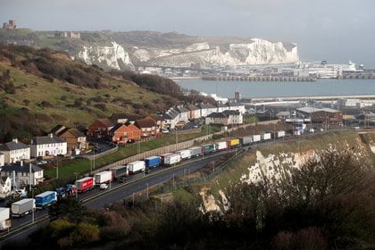 Los camiones hacen cola en la ruta hacia el puerto de Dover para abordar los transbordadores a Europa, en Dover, Gran Bretaña, el 11 de diciembre de 2020. (REUTERS / Peter Cziborra)