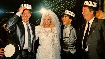 Los atuendos de Claudia Villafañe y Diego Maradona en su boda también fueron diseño de Elsa Serrano