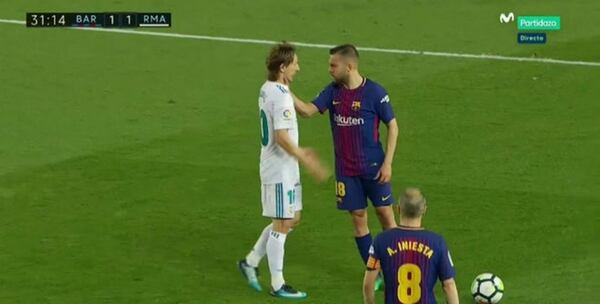 Jordi Alba tomó del cuello a Modric