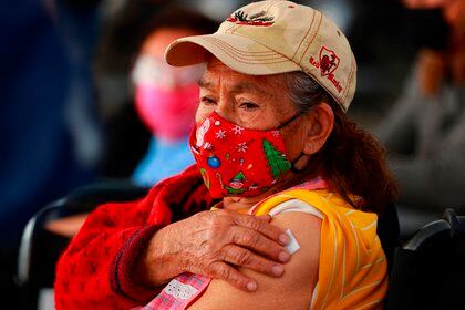 Una señora recibe la vacuna contra la covid-19, el 23 de febrero de 2021 en el centro deportivo Las Américas de Ecatepec, en el Estado de México (México). EFE/ Carlos Ramírez 