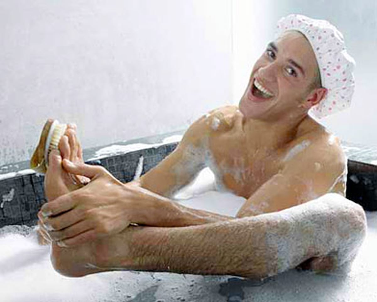 Мужчина принимает ванну. Мужчины в ванне с горячими источниками. Юноша утром в ванне. Парни в ванной камни. Мужик в ванной доктор.