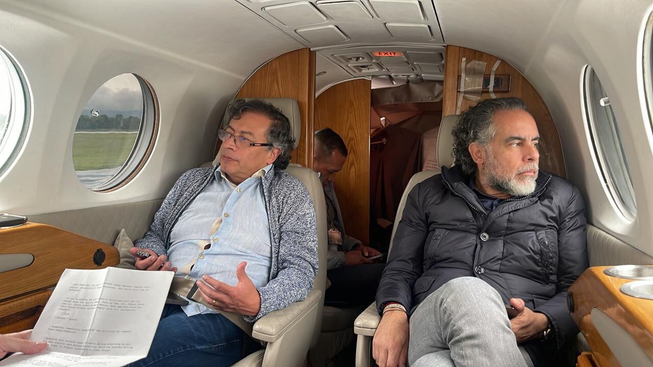 Presidente Gustavo Petro y Armando Benedetti en la avioneta presuntamente comprada con dineros de DailyCop - crédito imagen tomada de redes sociales