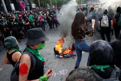 Las mujeres lograron llegar al Antimonumenta, aunque encapsuladas, en dos contingentes distintos (Foto: Carlos Jasso / Reuters)