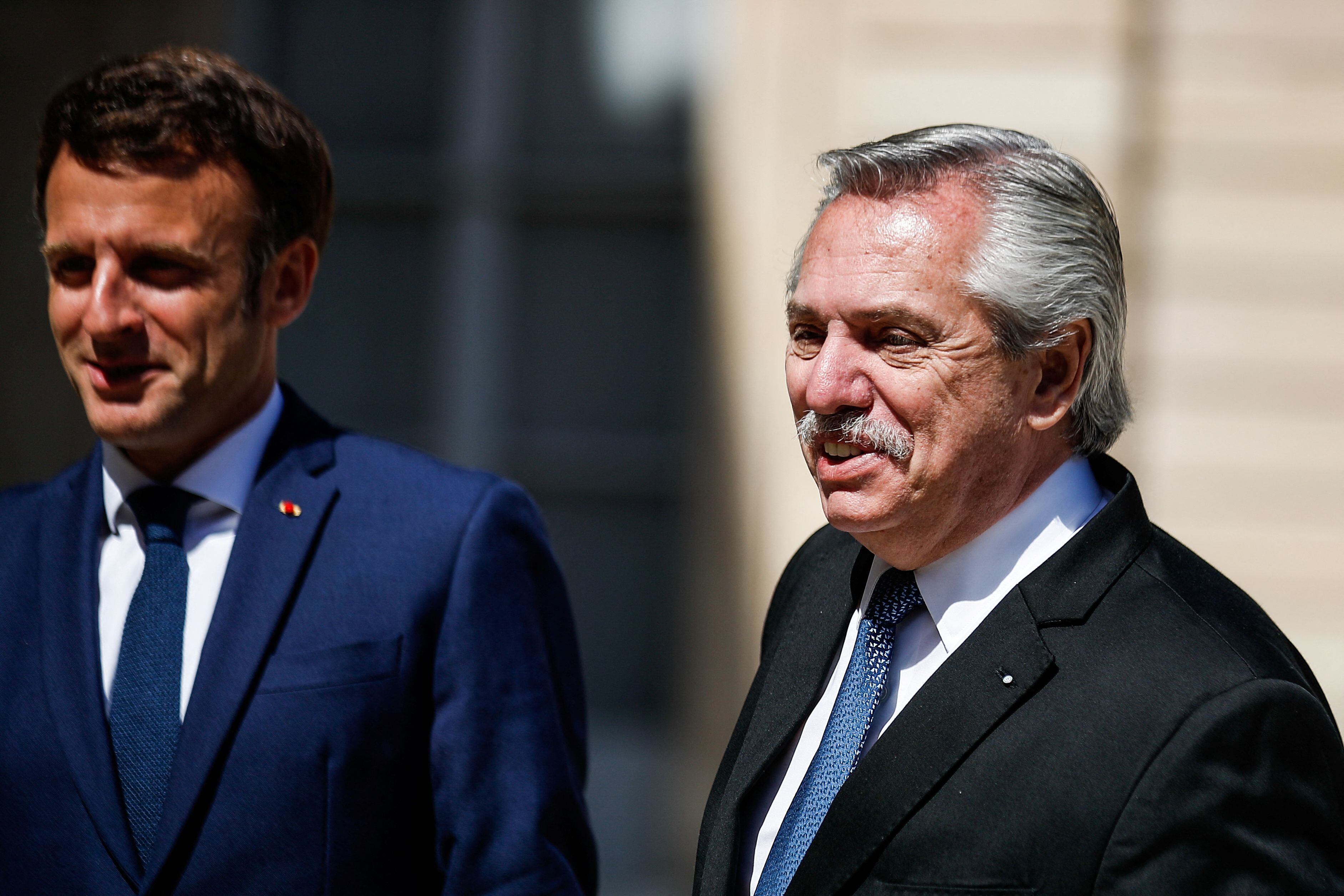 Alberto Fernández junto al presidente de Francia, Emmanuel Macron. (Mohammed Badra/Pool via REUTERS)