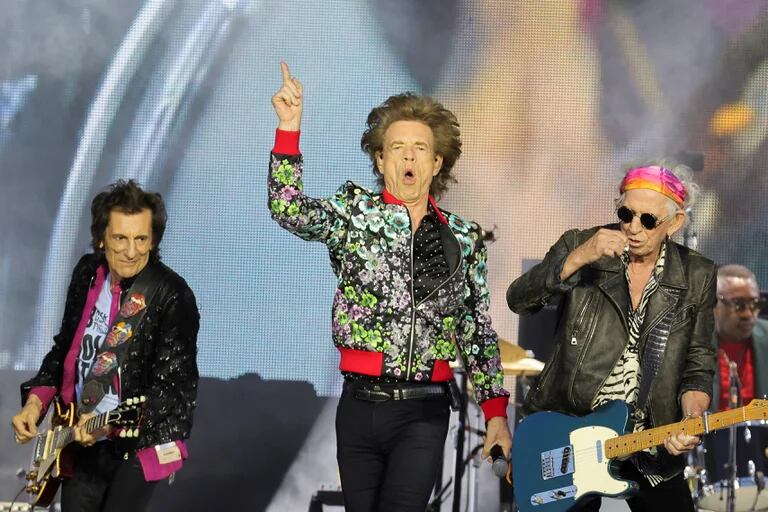 Mick Jagger, Ronnie Wood y Keith Richards, los tres Stones clásicos que perduran en la banda, durante el show del sábado en París