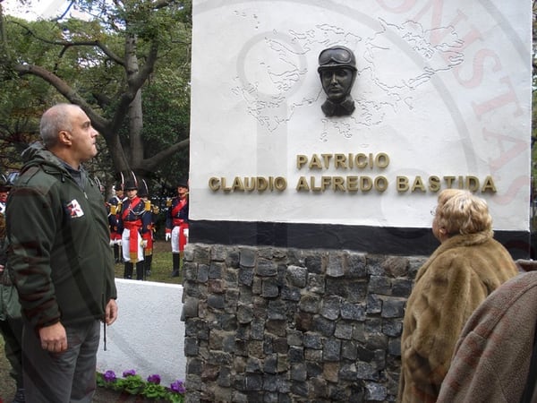 En 2009, María Vidriales y el compañero de trinchera de Claudio Bastida – Daniel Orfanotti – descubren un monumento al héroe en el Regimiento Patricios