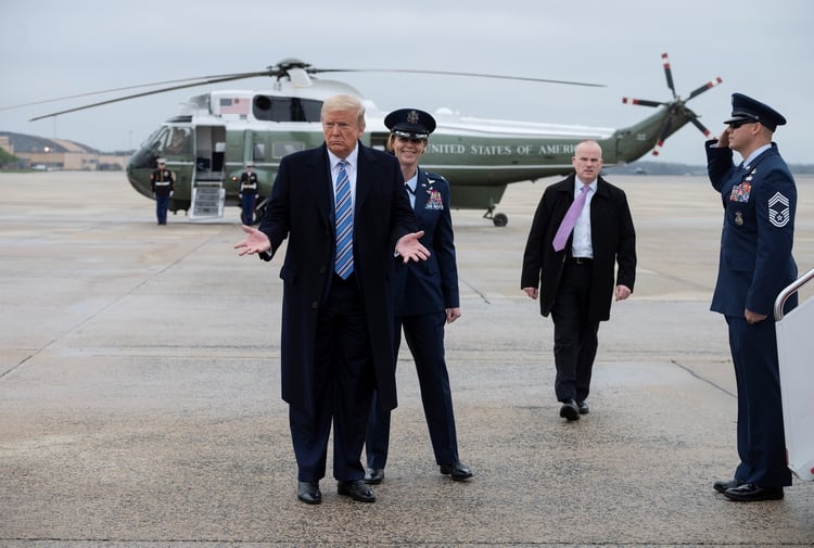 Trump, en la Base Conjunta Andrews en Maryland, EE.UU., el 28 de marzo de 2020 (Jim Watson/Pool vía REUTERS)