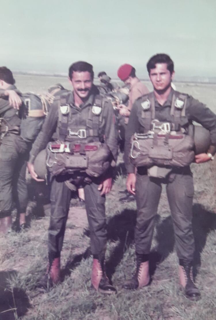 Sin bigotes, el general (retirado) del Ejército José Navarro junto a un compañero en Malvinas. Foto: Gentileza Navarro.