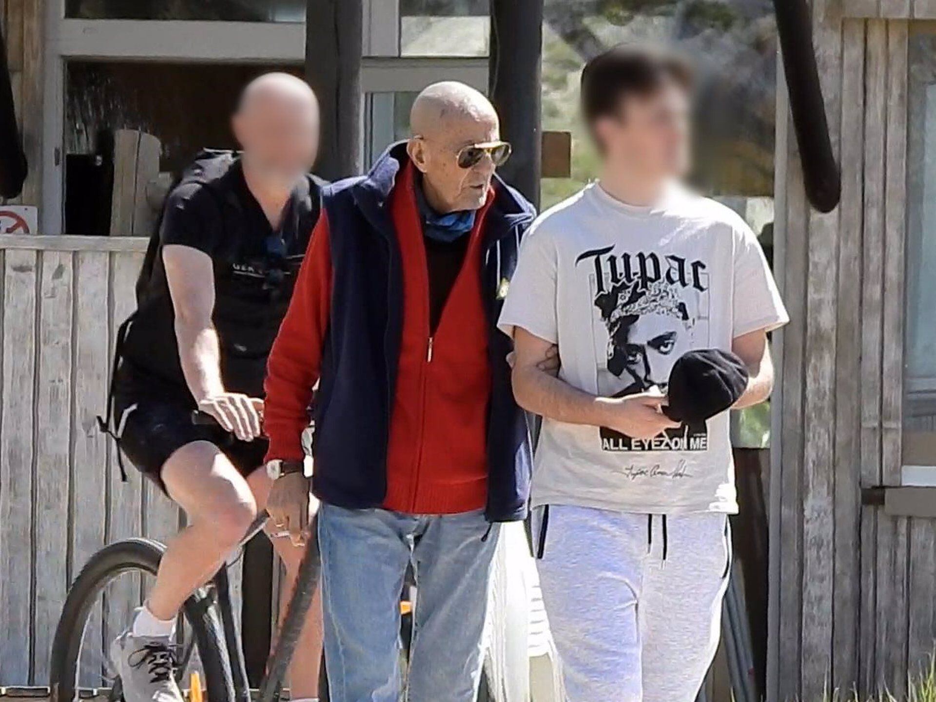 Julián Muñoz sale a dar un paseo junto a su nieto