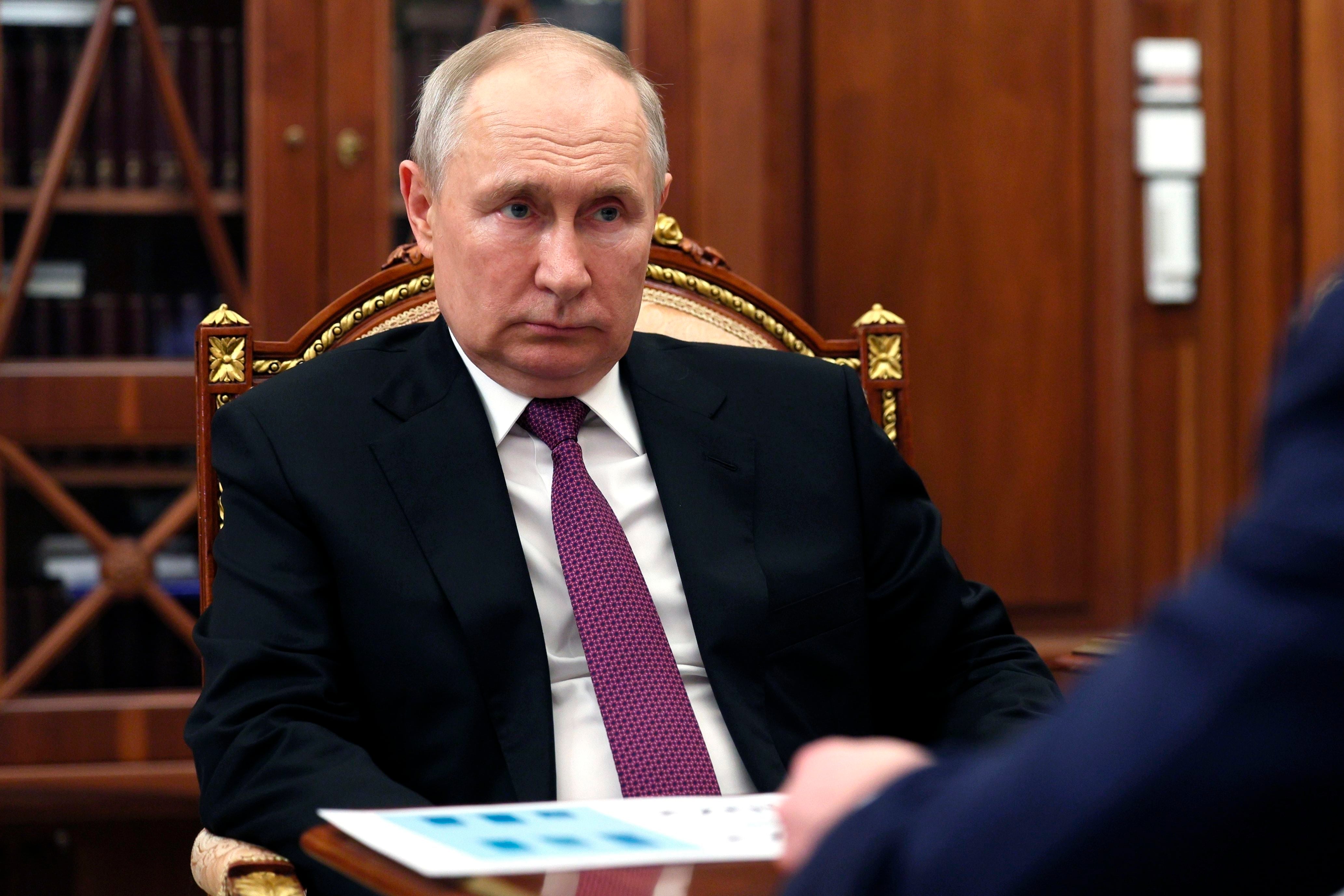 El presidente ruso Vladimir Putin escucha a Igor Shuvalov, presidente de la corporación estatal de desarrollo VEB.RF en el Kremlin, Moscú, miércoles 30 de agosto de 2023. (Gavriil Grigorov, Sputnik, Kremlin Pool Photo via AP)