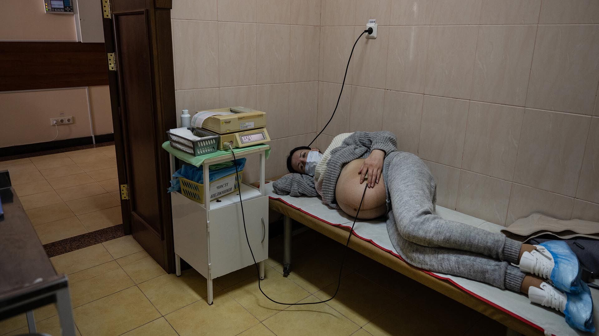 Dalina Levendarrenko, embarazada de gemelos, durante una revisión justo antes de que sonaran las sirenas antiaéreas en el Hospital de Maternidad