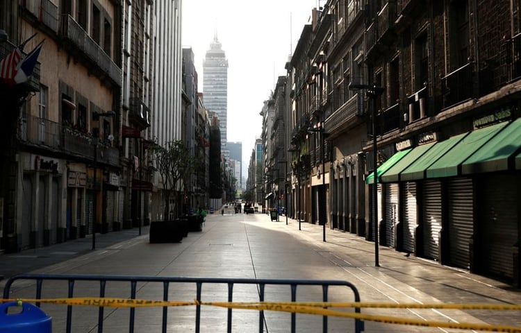 Algunas calles y parques icónicos de la capital fueron cerrados para evitar las aglomeraciones, en busca de mitigar los contagios por coronavirus (Foto: Henry Romero/ Reuters)