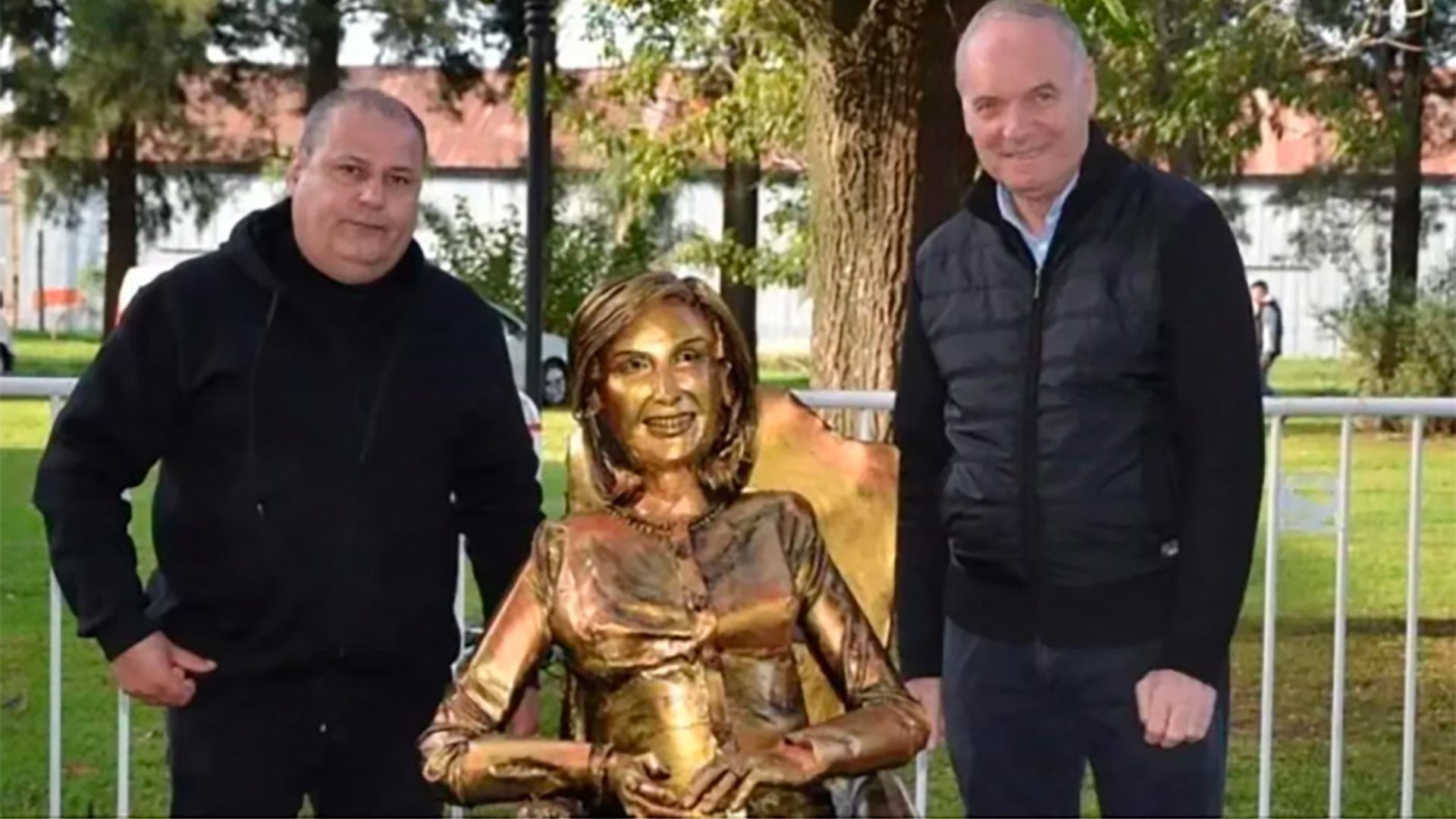Daniel Melero junto a la estatua que realizó de Mirtha Legrand y el intendente de Villa Cañas, ciudad natal de la diva