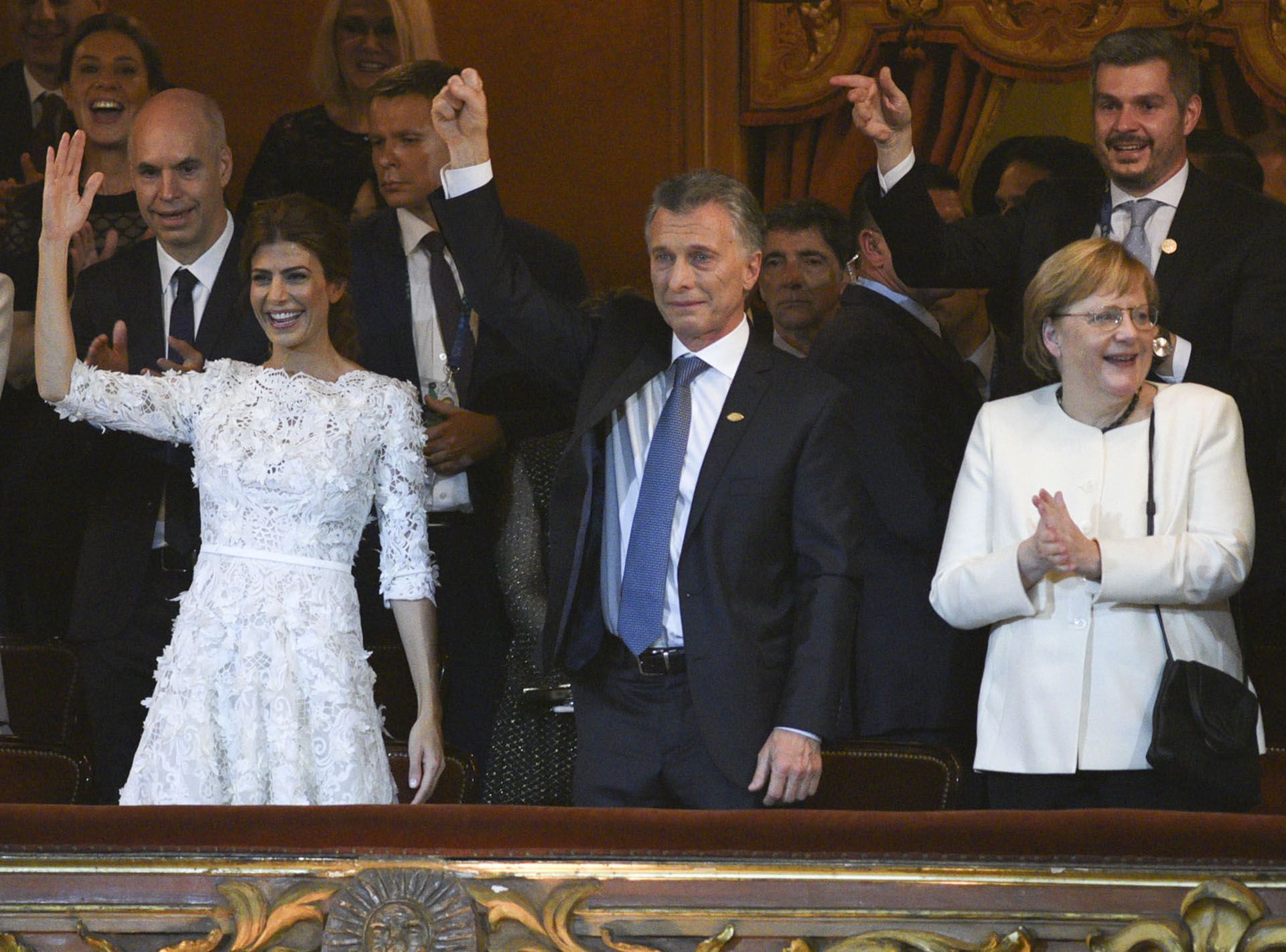 La emoción de Macri durante la gala del G20 en el Teatro Colón. Cerca suyo, Marcos Peña (Archivo)