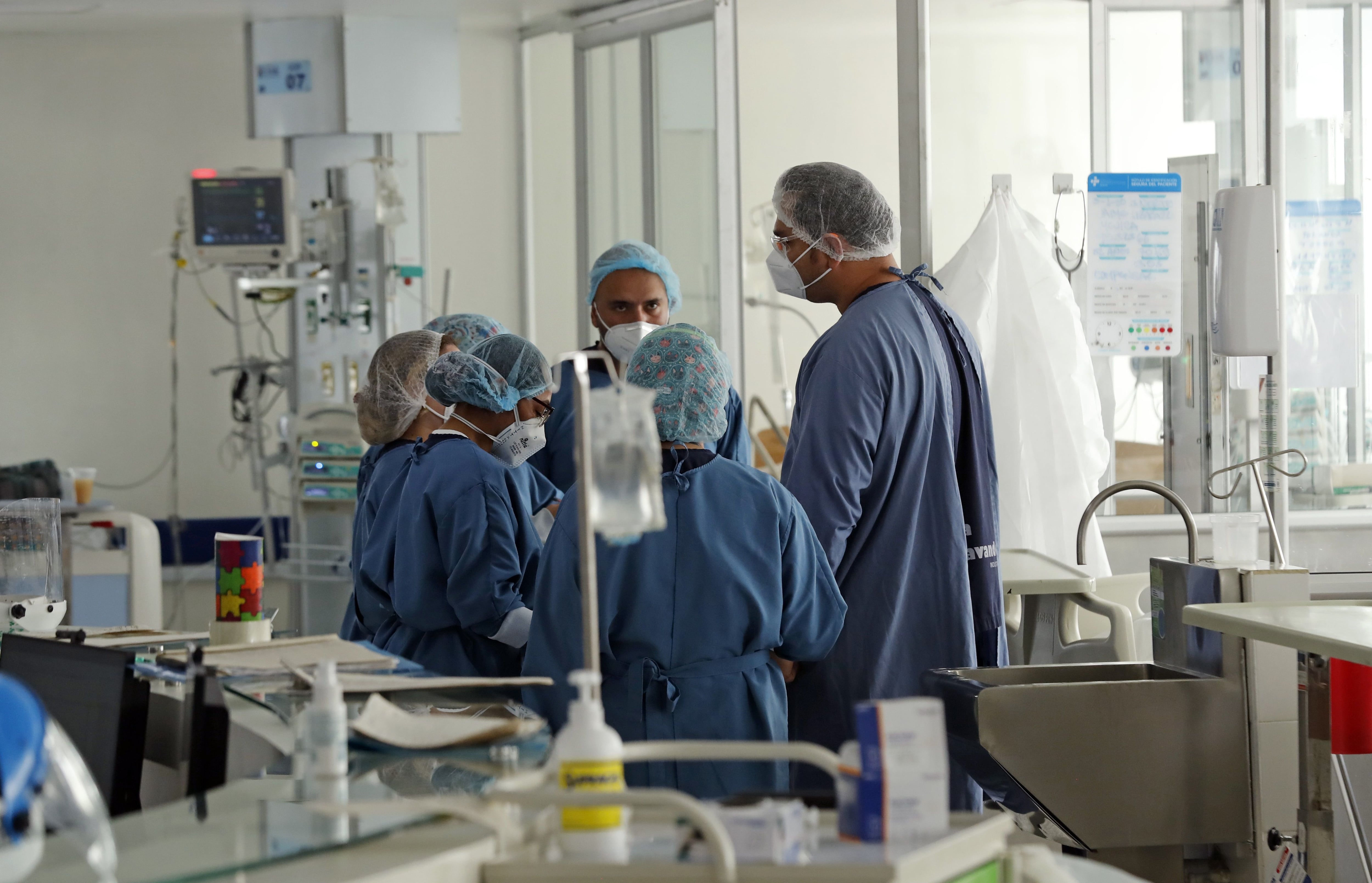 Los profesionales de la salud le hicieron siete cirugías de reconstrucción al joven Santiago Arrieta - crédito Mauricio Dueñas Castañeda/EFE