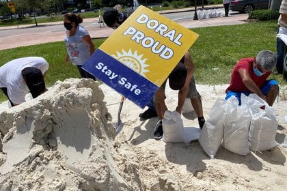 Residentes llenando sacos de arena preparándose para el paso del huracán Isaías en Doral, Florida (REUTERS/Liza Feria)