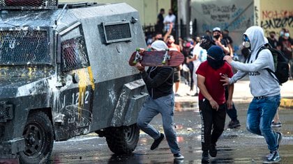Manifestantes arrojaron pintura a los carros policiales (MARTIN BERNETTI / AFP)