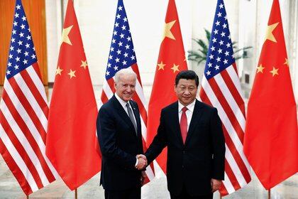 El presidente chino, Xi Jinping, le da la mano al entonces vicepresidente estadounidense, Joe Biden, en el Gran Salón del Pueblo en Beijing el 4 de diciembre de 2013. REUTERS / Lintao Zhang / Pool / File Photo