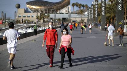 La gente en las calles de Barcelona (AP Photo/Emilio Morenatti)