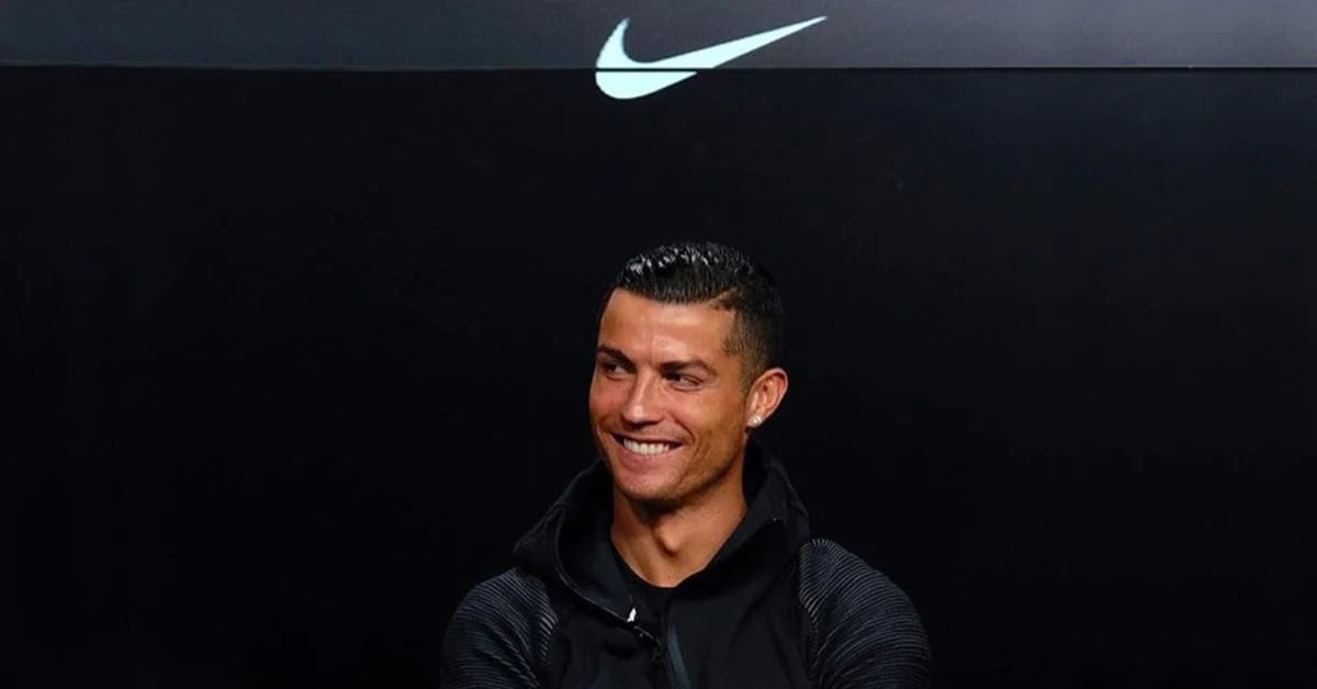 agujas del reloj Jabón Inspiración Cuánto le pagará Nike a Cristiano Ronaldo para aparecer en su cuenta de  Twitter - Infobae