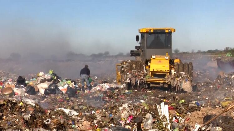 En Gualeguay se acumulan a diario 30 toneladas de basura a cielo abierto