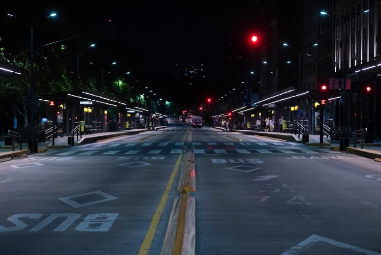 Calles vacías y luces apagadas en una Buenos Aires vacía por la cuarentena obligatoria