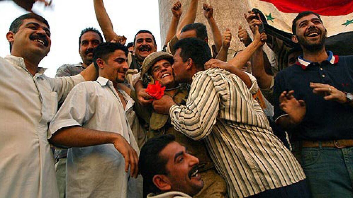 Caída de la estatua de Saddam. Irak 2003.