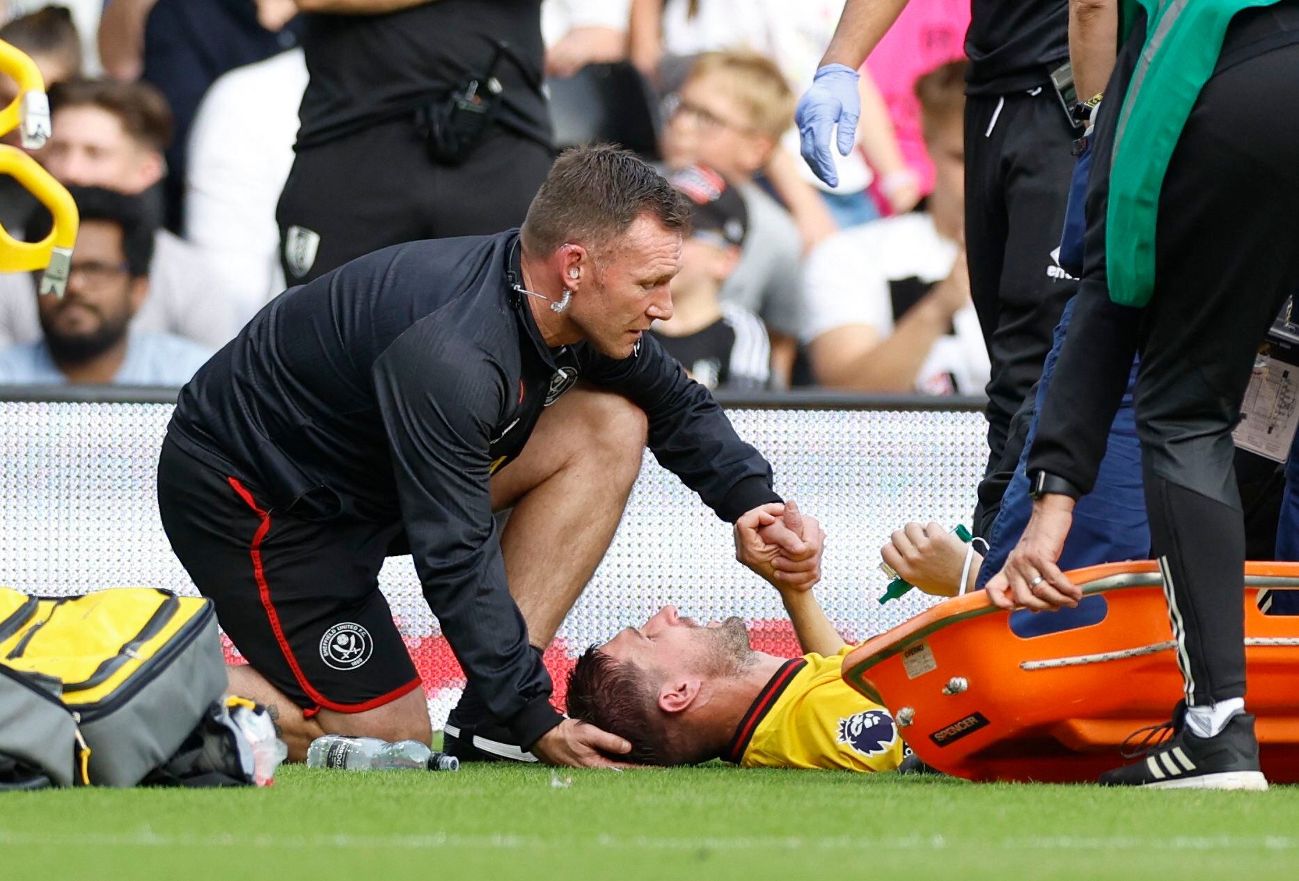 Chris Basham, defensor del Sheffield United, es retirado en camilla tras una dura lesión en el partido ante Fulham (Reuters/Peter Cziborra)
