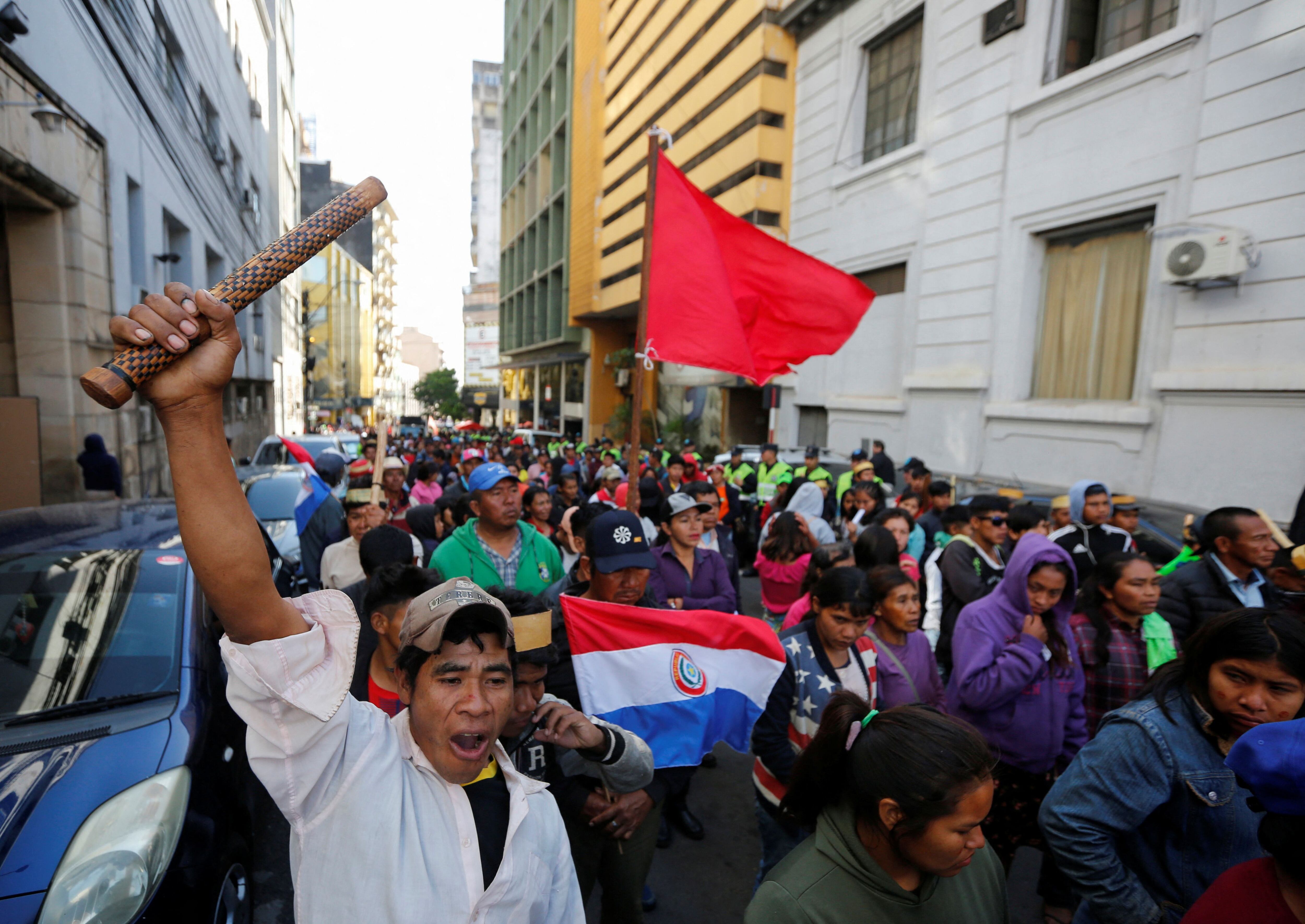 Se registraron al menos 4 heridos y 20 detenidos en disturbios cerca de la sede del Tribunal Superior de Justicia Electoral de Paraguay (REUTERS)