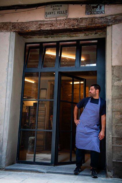 Augusto Mayer en la puerta de su nuevo restaurante en Barcelona
