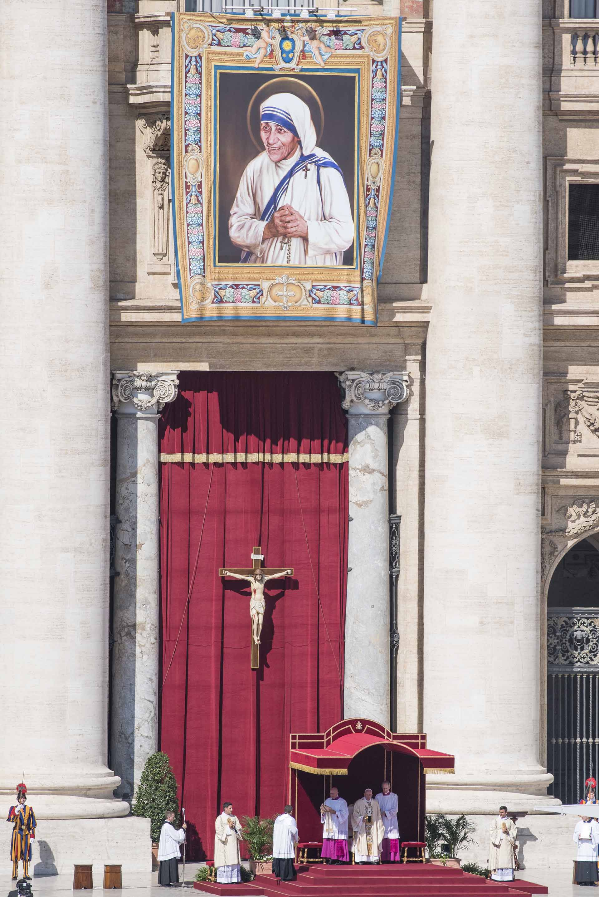 El Papa Francisco celebrando la Misa de Canonización de la Madre Teresa en la Plaza de San Pedro, el 4 de septiembre de 2016 en la Ciudad del Vaticano, Vaticano. (Getty Images)