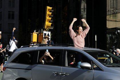 Festejos en Nueva York por el triunfo de Joe Biden. REUTERS/Jeenah Moon