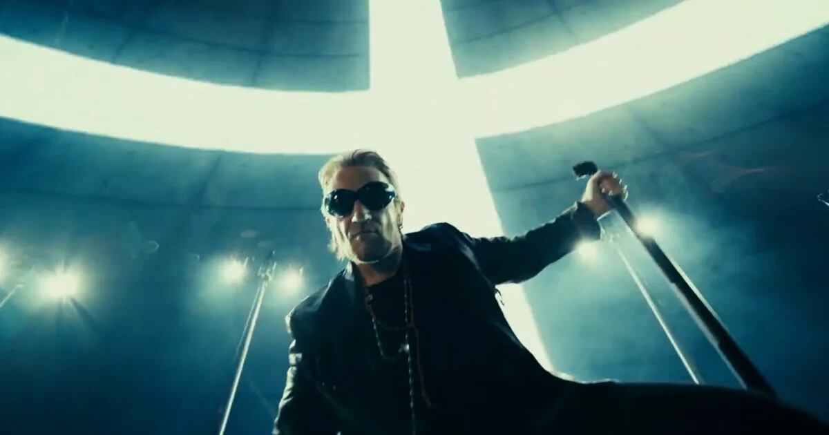 Gli U2 tornano nelle strade di Las Vegas e nel post punk: pubblicano il video di “Atomic City”
