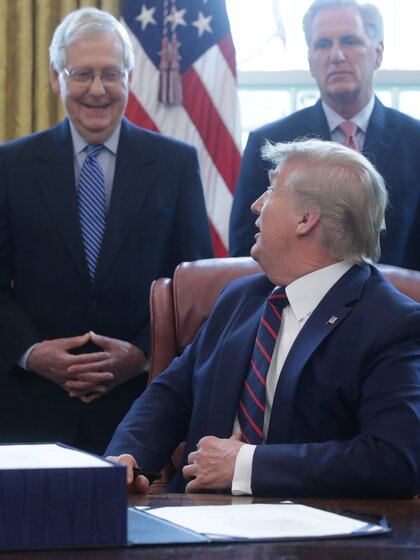 McConnell y McCarthy no mirarían con malos ojos un impeachment contra Trump (Reuters)