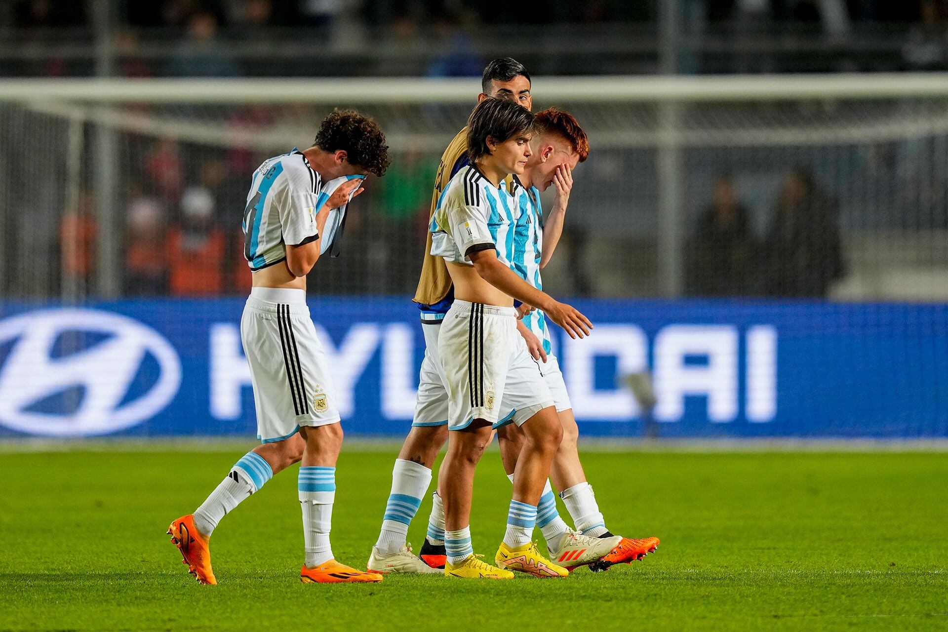 Mateo Tanlongo y Luka Romero tampoco pueden contener las lágrimas por la temprana eliminación de Argentina en el Mundial Sub 20 (AP)