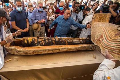El ministro de Turismo y Antigüedades egipcio  Khaled Al-Anani y Mustafa Waziri secretario general del Conejo Supremo de Antigüedades, revelan la momia en el interior de un sarcófago excavado en la necrópolis de Saqqara el 3 de octubre de 2020. Photo by Khaled DESOUKI / AFP)