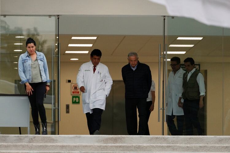 El presidente López Obrador se reunió con personal del IMSS en la Ciudad de México para discutir sobre la posibilidad de convertir un hospital para recibir sólo a pacientes de COVID-19 (Foto: AP Photo/Rebecca Blackwell)