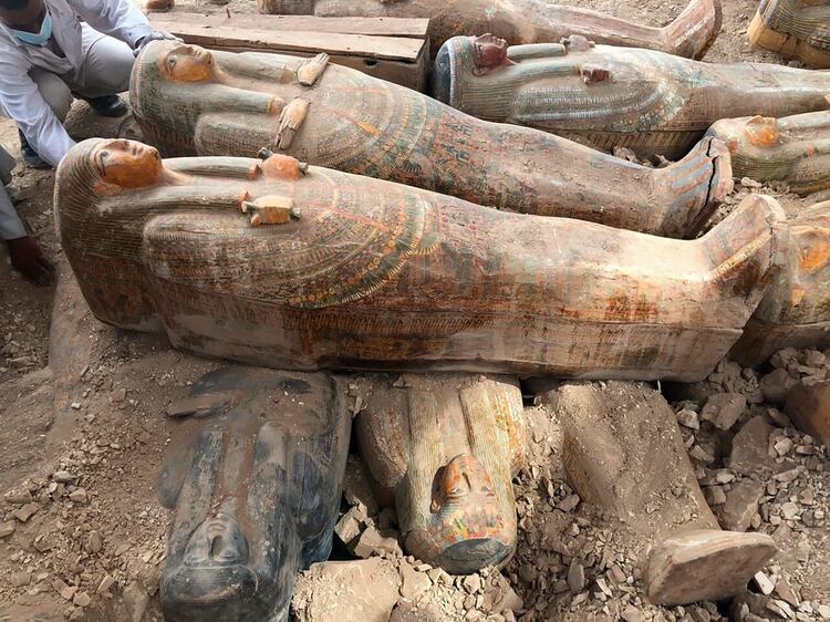 Los arqueólogos quedaron sorprendidos por la conservación de los féretros de madera y el colorido que presentaban (AP)