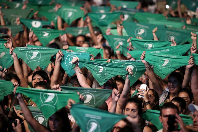 Una de las marchas del feminismo antes que la legalización del aborto fuera aprobada por el Poder Legislativo en la Argentina (REUTERS/Agustin Marcarian)