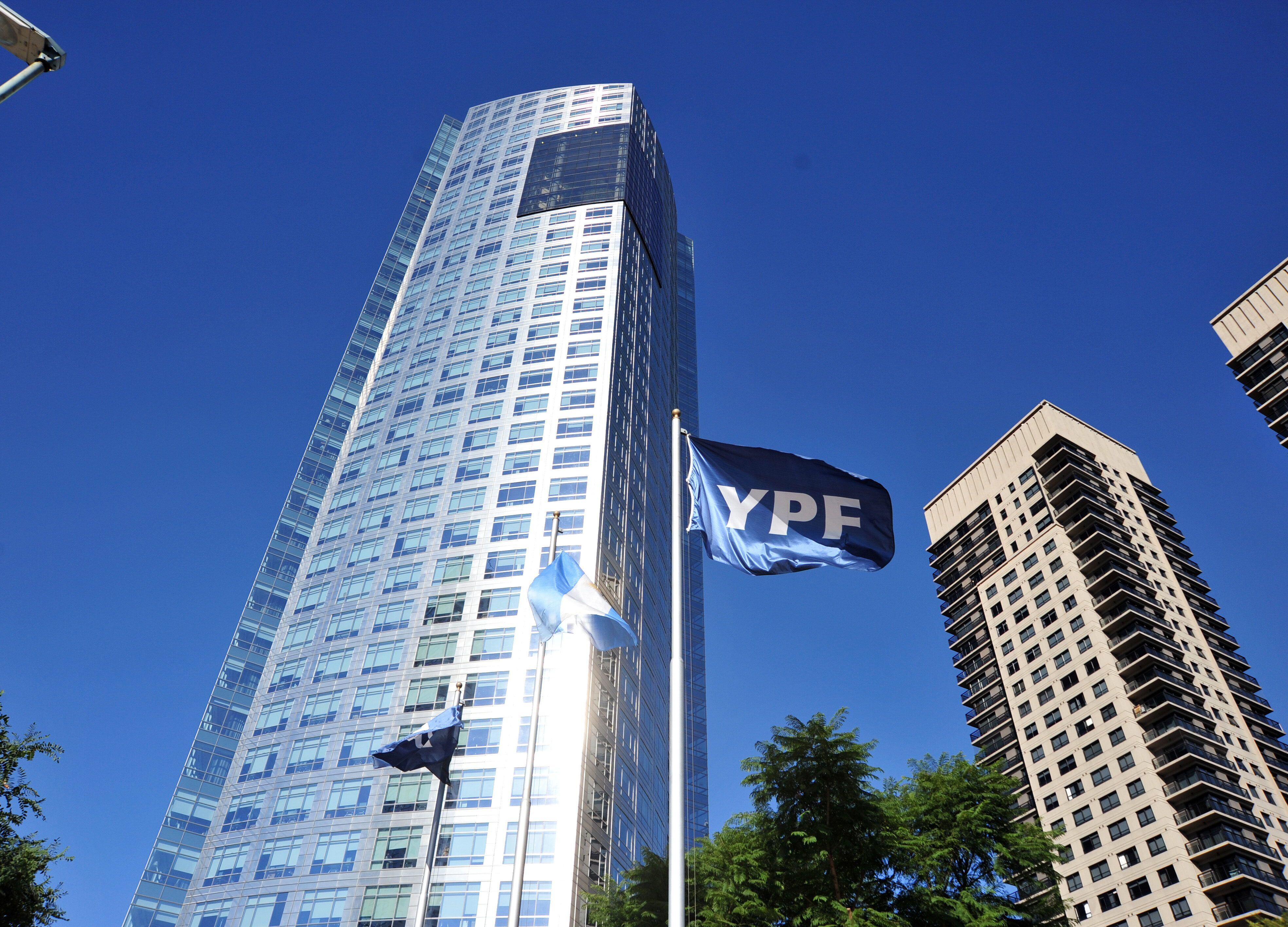El Estado argentino aún se encuentra en juicio por la expropiación del YPF en 2012. EFE
