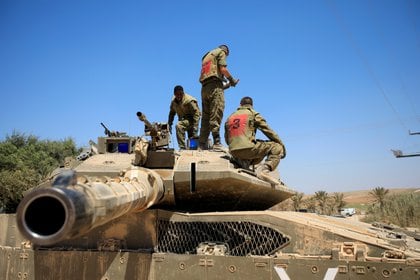 Soldados israelíes en un tanque en la frontera con la Franja de Gaza este domingo (REUTERS / Amir Cohen)