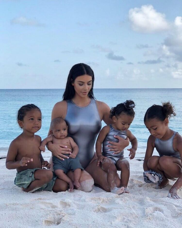 Kim junto a sus cuatro hijos (IG: kimkardashian)