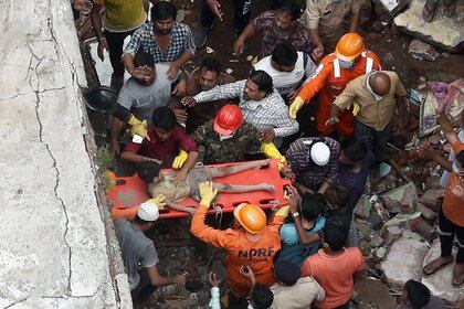 Los equipos de rescate hallaron con vida a dos niños de cuatro y siete años (REUTERS/Francis Mascarenhas)
