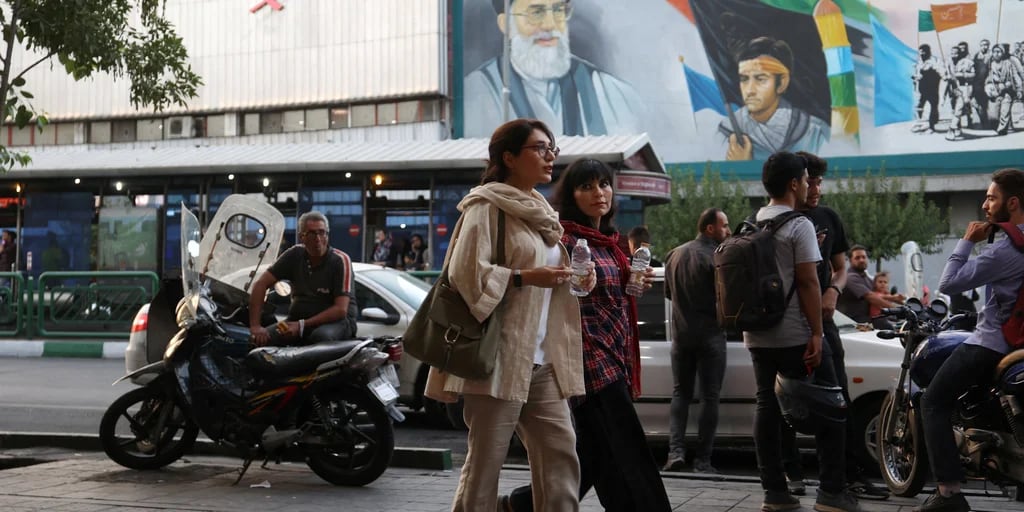 “No sé si volveré sana y salva”: el riesgo que corren las iraníes ante la Policía de la Moral que busca reimponer el velo